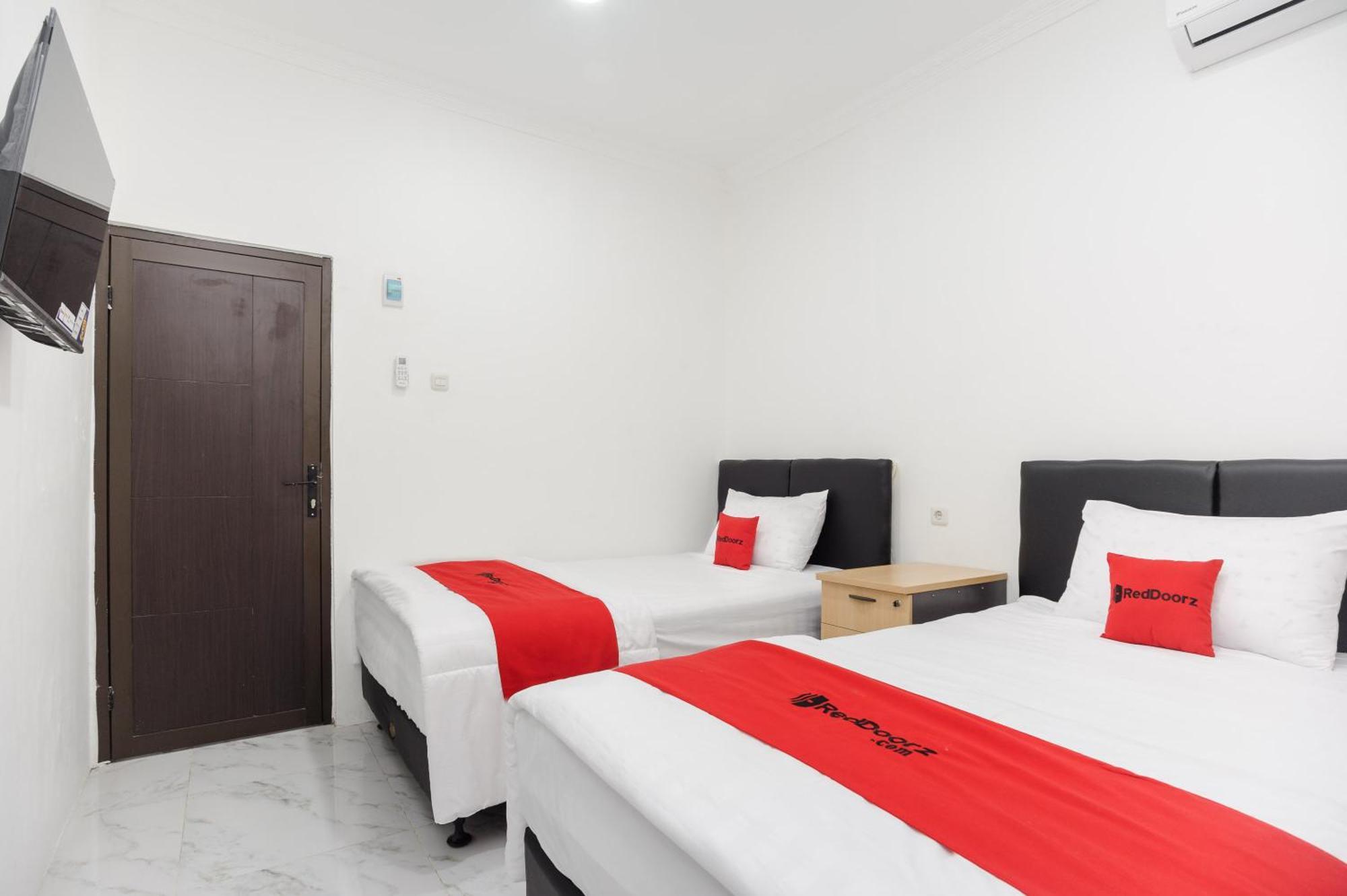 Reddoorz Syariah @ Sakura Hotel Jatiwaringin Bekasi Exterior foto
