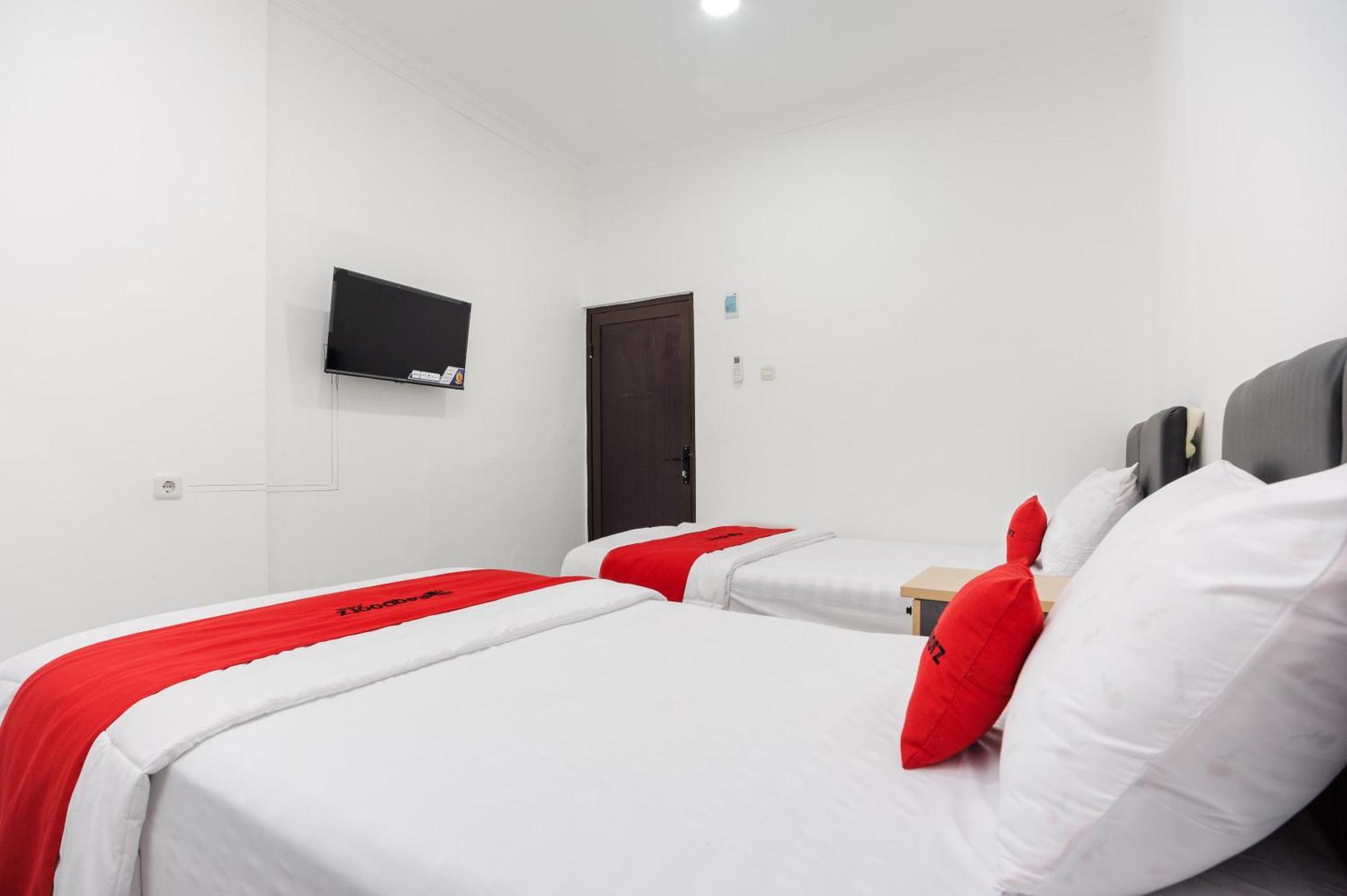 Reddoorz Syariah @ Sakura Hotel Jatiwaringin Bekasi Exterior foto